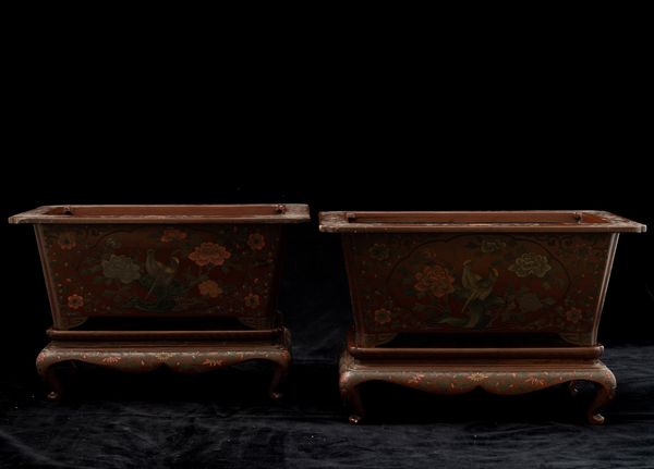 Coppia di giardiniere in legno laccato con decorazioni floreali e uccelli, Cina, Dinastia Qing, XIX secolo  - Asta Arte orientale  - Associazione Nazionale - Case d'Asta italiane