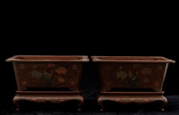 Coppia di giardiniere in legno laccato con decorazioni floreali e uccelli, Cina, Dinastia Qing, XIX secolo  - Asta Arte orientale  - Associazione Nazionale - Case d'Asta italiane