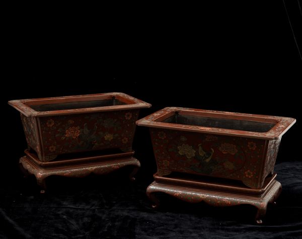 Coppia di giardiniere in legno laccato con decorazioni floreali e uccelli, Cina, Dinastia Qing, XIX secolo  - Asta Arte orientale  - Associazione Nazionale - Case d'Asta italiane