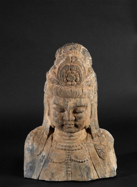 Busto di Buddha incoronato in pietra, Cina, XX secolo  - Asta Arte orientale  - Associazione Nazionale - Case d'Asta italiane