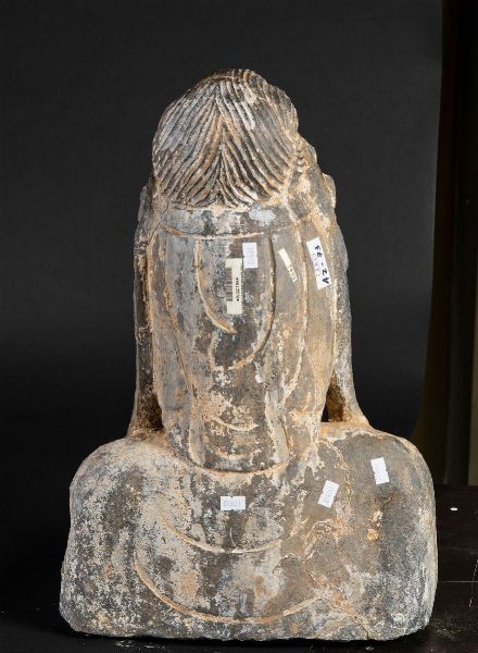 Busto di Buddha incoronato in pietra, Cina, XX secolo  - Asta Arte orientale  - Associazione Nazionale - Case d'Asta italiane