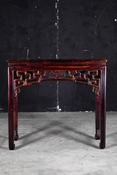 Consolle con sedia in legno con decori naturalistici, Cina, XX secolo  - Asta Arte orientale  - Associazione Nazionale - Case d'Asta italiane