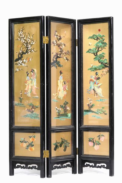 Paravento a tre ante con innesti in pietre dure raffiguranti fanciulle entro paesaggio, Cina, XX secolo  - Asta Arte orientale  - Associazione Nazionale - Case d'Asta italiane