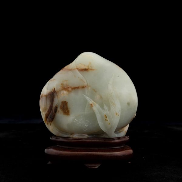 Gruppo scolpito in giada Celadon e russet raffigurante pesca con pipistrello, Cina, Dinastia Qing, epoca Qianlong (1736-1796)  - Asta Arte orientale  - Associazione Nazionale - Case d'Asta italiane