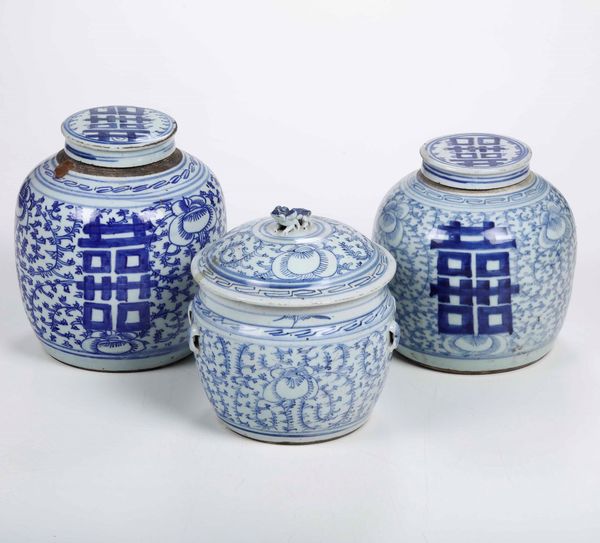 Tre potiches in porcellana bianca e blu con decori floreali e simboli taoisti, Cina, Dinastia Qing, XIX secolo  - Asta Arte orientale  - Associazione Nazionale - Case d'Asta italiane