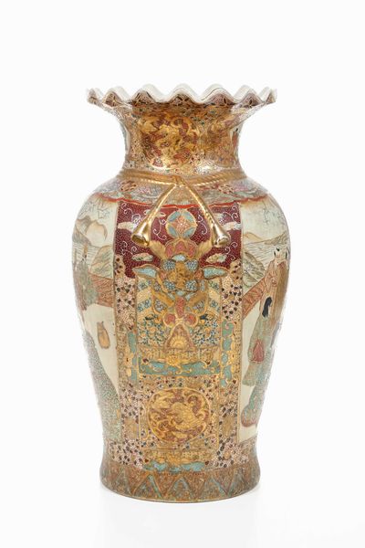 Vaso in porcellana Satsuma con decori floreali e figure, Giappone, periodo Meiji (1868-1912)  - Asta Arte orientale  - Associazione Nazionale - Case d'Asta italiane