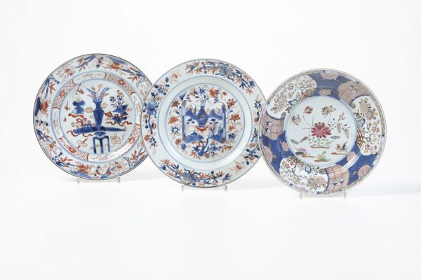 Lotto composto da tre piatti in porcellana Imari con decori floreali, Cina, Dinastia Qing, XIX secolo  - Asta Arte orientale  - Associazione Nazionale - Case d'Asta italiane