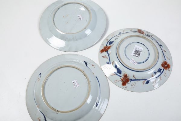 Lotto composto da tre piatti in porcellana Imari con decori floreali, Cina, Dinastia Qing, XIX secolo  - Asta Arte orientale  - Associazione Nazionale - Case d'Asta italiane