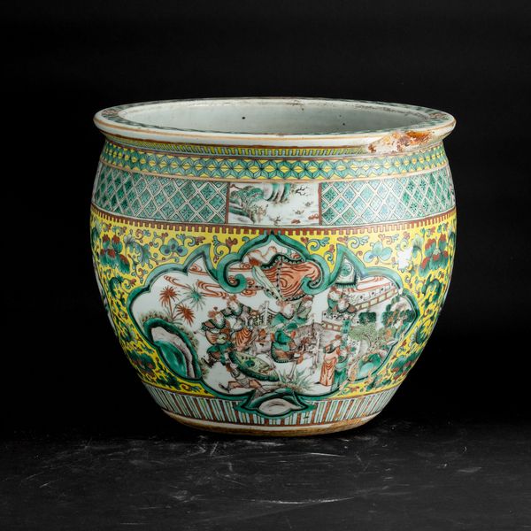 Cachepot in porcellana sui toni della Famiglia Verde con scene di vita comune entro riserve sagomate e decori vegetali su fondo giallo, Cina, Dinastia Qing, XIX secolo  - Asta Arte orientale  - Associazione Nazionale - Case d'Asta italiane