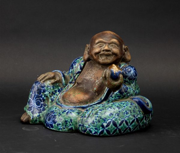 Figurina di Budai in porcellana Yixing parzialmente smaltata, Cina, Dinastia Qing, XIX secolo  - Asta Arte orientale  - Associazione Nazionale - Case d'Asta italiane