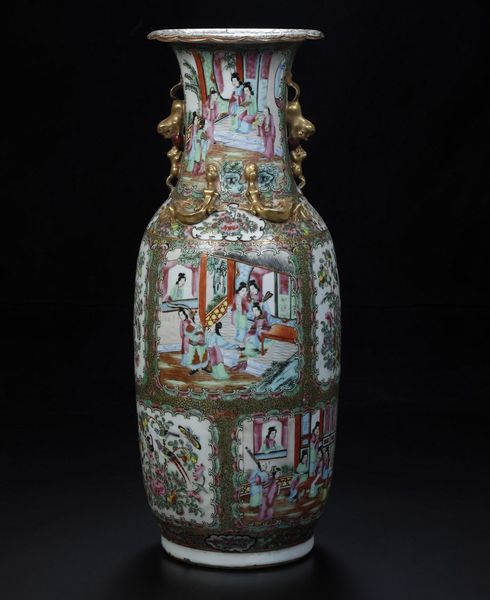 Vaso in porcellana Famiglia Rosa con decori floreali, scene di vita comune e figure di draghetti a rilievo, Cina, Dinastia Qing, XIX secolo  - Asta Arte orientale  - Associazione Nazionale - Case d'Asta italiane