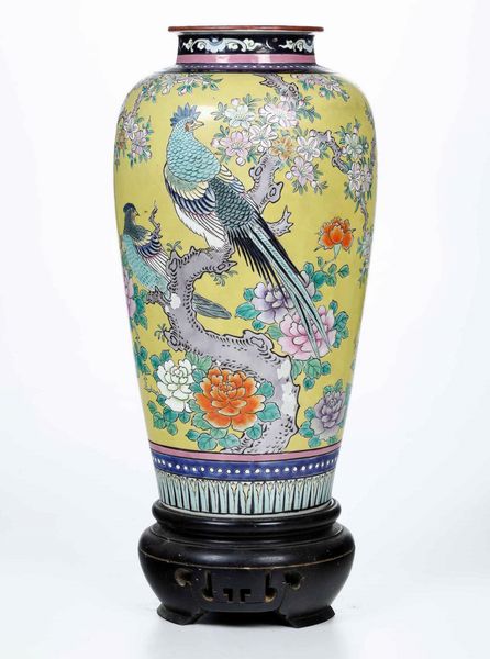 Vaso in porcellana con decoro di uccellini tra rami in fiore su fondo giallo, Cina, XX secolo  - Asta Arte orientale  - Associazione Nazionale - Case d'Asta italiane