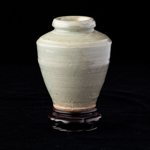 Vaso in porcellana Longquan color Celadon, Cina, Dinastia Ming, XVII secolo  - Asta Arte orientale  - Associazione Nazionale - Case d'Asta italiane