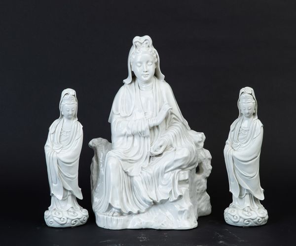 Lotto composto da tre figure di Guanyin in porcellana Blanc de Chine, Cina, Dinastia Qing, XIX secolo  - Asta Arte orientale  - Associazione Nazionale - Case d'Asta italiane