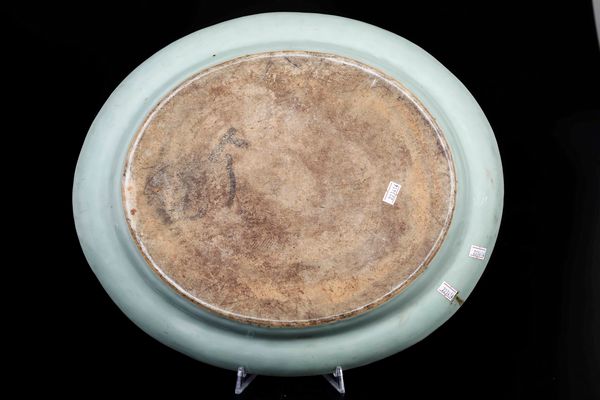 Basin in porcellana a smalti policromi con soggetto naturalistico centrale e decori floreali, Cina, Dinastia Qing, XIX secolo  - Asta Arte orientale  - Associazione Nazionale - Case d'Asta italiane