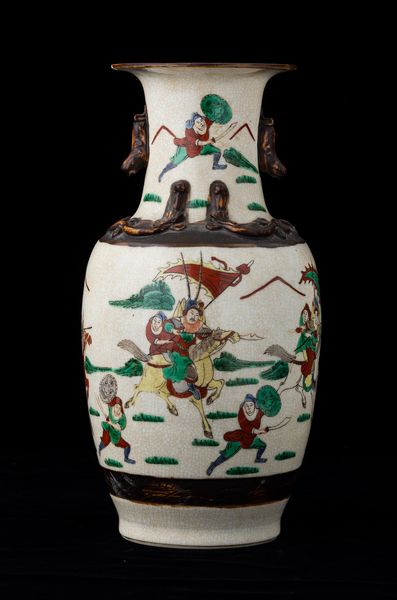 Vaso in porcellana con guerrieri e figure di draghetti a rilievo, Cina, Dinastia Qing, XIX secolo  - Asta Arte orientale  - Associazione Nazionale - Case d'Asta italiane