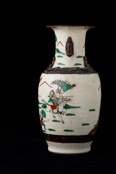 Vaso in porcellana con guerrieri e figure di draghetti a rilievo, Cina, Dinastia Qing, XIX secolo  - Asta Arte orientale  - Associazione Nazionale - Case d'Asta italiane