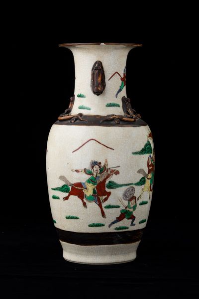 Vaso in porcellana con guerrieri e figure di draghetti a rilievo, Cina, Dinastia Qing, XIX secolo  - Asta Arte orientale  - Associazione Nazionale - Case d'Asta italiane