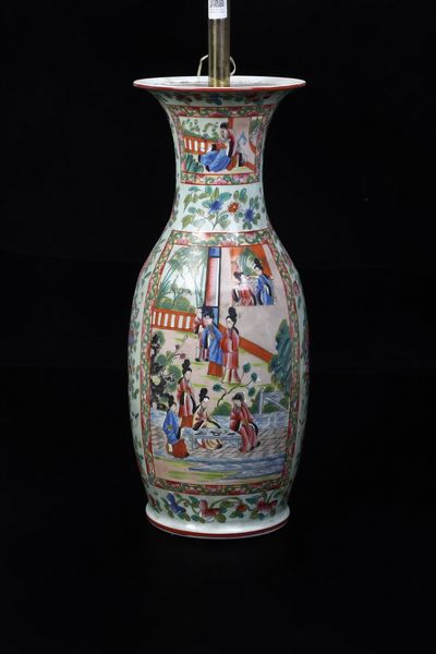 Vaso in porcellana con scene di vita comune entro riserve e decori floreali su fondo Celadon, Cina, Dinastia Qing, XIX secolo  - Asta Arte orientale  - Associazione Nazionale - Case d'Asta italiane