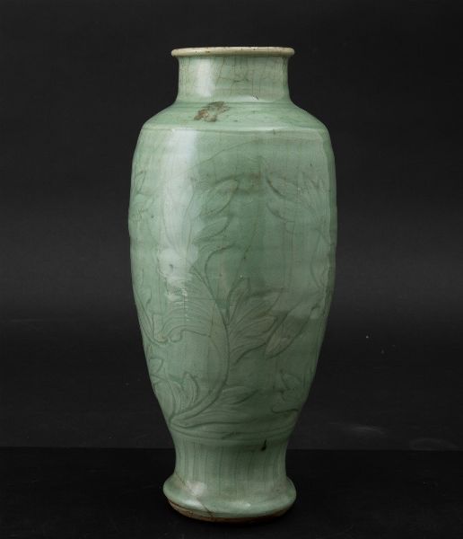 Vaso in porcellana Longquang color Celandon con decoro floreale inciso, Cina, Dinastia Ming, XVII secolo  - Asta Arte orientale  - Associazione Nazionale - Case d'Asta italiane