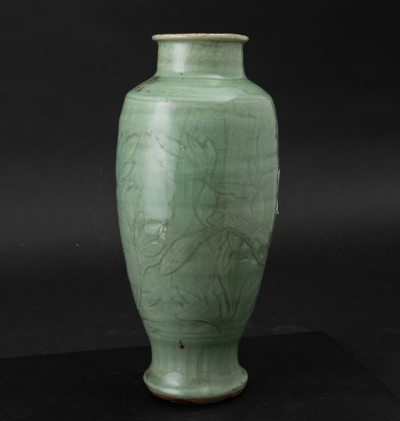 Vaso in porcellana Longquang color Celandon con decoro floreale inciso, Cina, Dinastia Ming, XVII secolo  - Asta Arte orientale  - Associazione Nazionale - Case d'Asta italiane