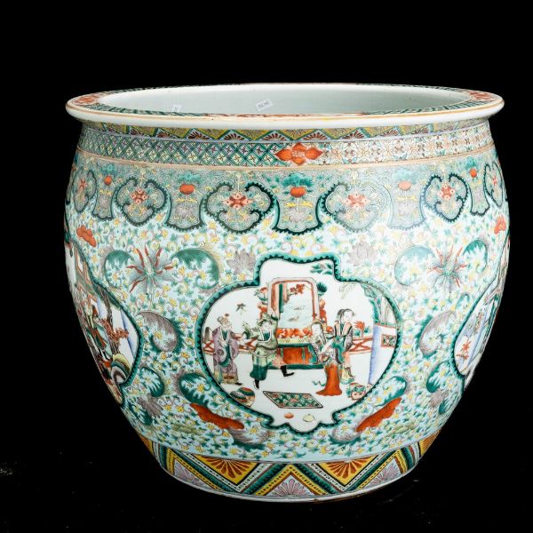 Cachepot in porcellane Famiglia Verde raffigurante scene di vita comune entro riserve e decori floreali, Cina Dinastia Qing, XIX secolo  - Asta Arte orientale  - Associazione Nazionale - Case d'Asta italiane