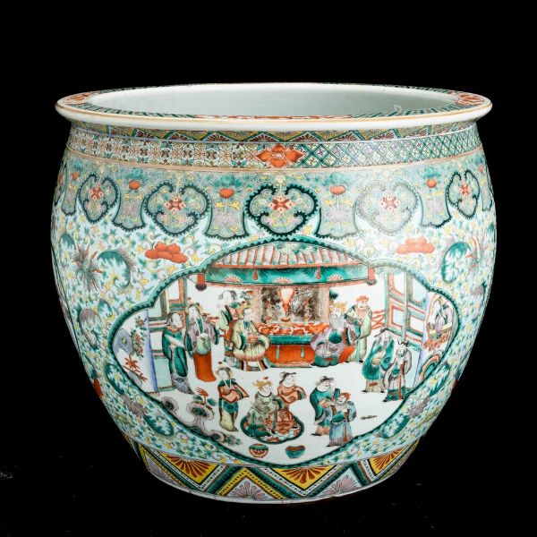 Cachepot in porcellane Famiglia Verde raffigurante scene di vita comune entro riserve e decori floreali, Cina Dinastia Qing, XIX secolo  - Asta Arte orientale  - Associazione Nazionale - Case d'Asta italiane