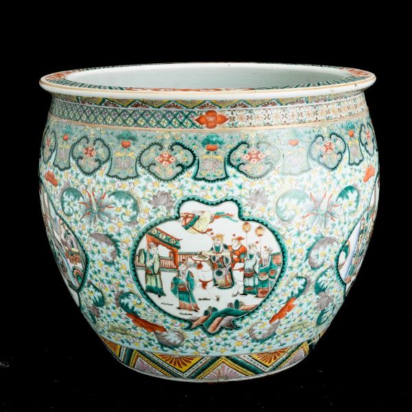 Cachepot in porcellane Famiglia Verde raffigurante scene di vita comune entro riserve e decori floreali, Cina Dinastia Qing, XIX secolo  - Asta Arte orientale  - Associazione Nazionale - Case d'Asta italiane