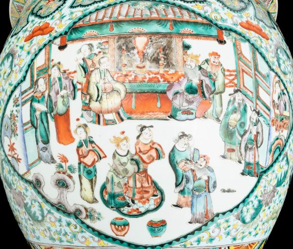 Cachepot in porcellane Famiglia Verde raffigurante scene di vita comune entro riserve e decori floreali, Cina Dinastia Qing, XIX secolo  - Asta Arte orientale  - Associazione Nazionale - Case d'Asta italiane