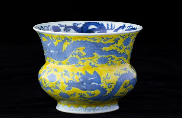 Vaso in porcellana con figure di draghi e decori vegetali sui toni del blu su fondo giallo, Cina, Dinastia Qing, epoca Guangxu (1875-1908)  - Asta Arte orientale  - Associazione Nazionale - Case d'Asta italiane