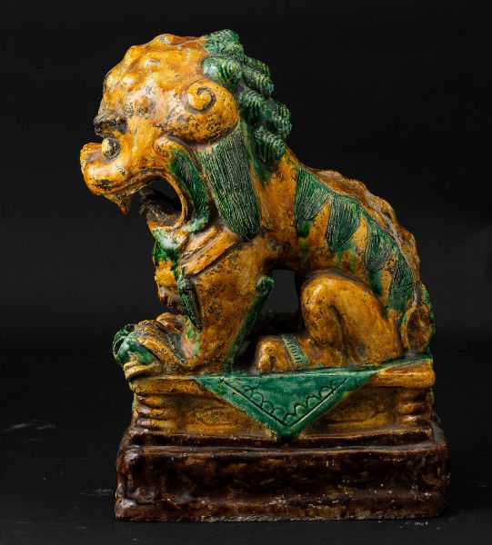 Figura di leone in porcellana invetriata a smalti Sancai, Cina, Dinastia Qing, XIX secolo  - Asta Arte orientale  - Associazione Nazionale - Case d'Asta italiane