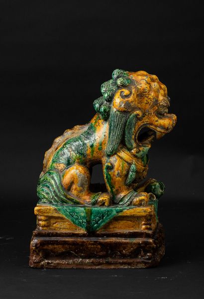 Figura di leone in porcellana invetriata a smalti Sancai, Cina, Dinastia Qing, XIX secolo  - Asta Arte orientale  - Associazione Nazionale - Case d'Asta italiane