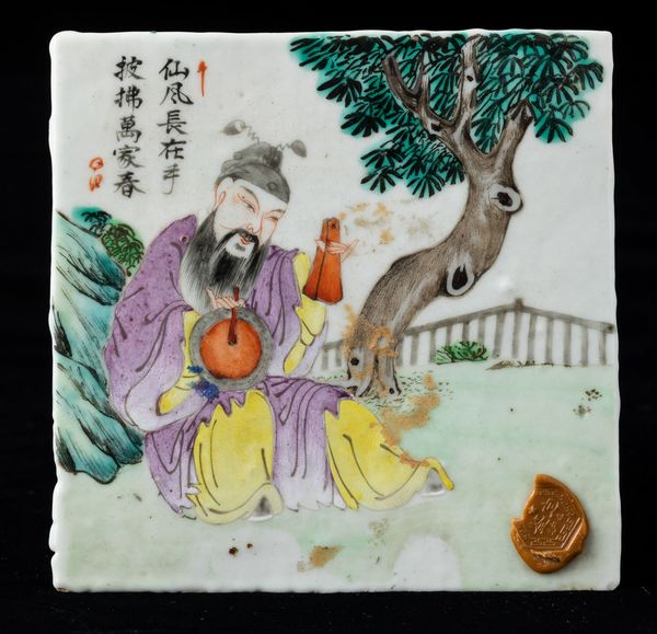 Piccola placca in porcellana raffigurante saggio entro paesaggio e iscrizione, Cina, Dinastia Qing, XIX secolo  - Asta Arte orientale  - Associazione Nazionale - Case d'Asta italiane