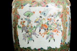 Coppia di vasi in porcellana a decoro floreale con scene di vita comune entro riserve, Cina, Dinastia Qing, XIX secolo  - Asta Arte orientale  - Associazione Nazionale - Case d'Asta italiane