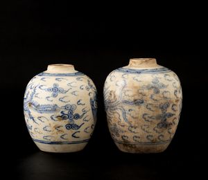 Coppia di potiches in porcellana bianca e blu con figure di fenici, Cina, Dinastia Qing, XIX secolo  - Asta Arte orientale  - Associazione Nazionale - Case d'Asta italiane