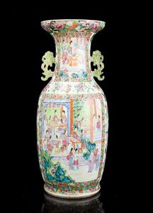 Vaso in porcellana Famiglia Rosa raffigurante scene di vita comune entro riserve, decori floreali e anse sagomate, Cina, Dinastia Qing, XIX secolo  - Asta Arte orientale  - Associazione Nazionale - Case d'Asta italiane