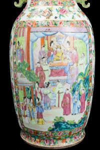 Vaso in porcellana Famiglia Rosa raffigurante scene di vita comune entro riserve, decori floreali e anse sagomate, Cina, Dinastia Qing, XIX secolo  - Asta Arte orientale  - Associazione Nazionale - Case d'Asta italiane