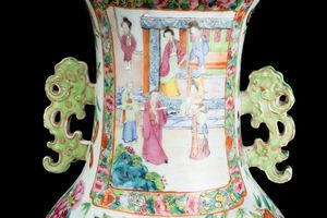 Vaso in porcellana Famiglia Rosa raffigurante scene di vita comune entro riserve, decori floreali e anse sagomate, Cina, Dinastia Qing, XIX secolo  - Asta Arte orientale  - Associazione Nazionale - Case d'Asta italiane