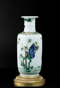 Vaso in porcellana Famiglia Verde con scene di vita comune e decori floreali, Cina, Dinastia Qing, XIX secolo  - Asta Arte orientale  - Associazione Nazionale - Case d'Asta italiane