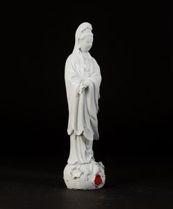 Figura di Guanyin con scroll in porcellana Blanc de Chine, Cina, XX secolo  - Asta Arte orientale  - Associazione Nazionale - Case d'Asta italiane