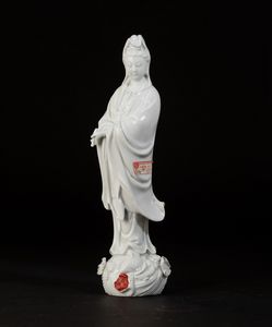 Figura di Guanyin con scroll in porcellana Blanc de Chine, Cina, XX secolo  - Asta Arte orientale  - Associazione Nazionale - Case d'Asta italiane