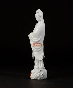 Figura di Guanyin con scroll in porcellana Blanc de Chine, Cina, XX secolo  - Asta Arte orientale  - Associazione Nazionale - Case d'Asta italiane