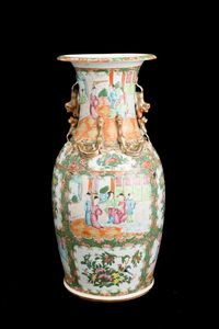 Vaso in porcellana Famiglia Rosa con scene di vita comune entro riserve, decori floreali e figure di draghetti a rilievo, Cina, Dinastia Qing, XIX secolo  - Asta Arte orientale  - Associazione Nazionale - Case d'Asta italiane