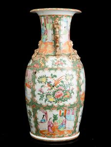 Vaso in porcellana Famiglia Rosa con scene di vita comune entro riserve, decori floreali e figure di draghetti a rilievo, Cina, Dinastia Qing, XIX secolo  - Asta Arte orientale  - Associazione Nazionale - Case d'Asta italiane