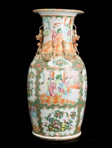 Vaso in porcellana Famiglia Rosa con scene di vita comune entro riserve, decori floreali e figure di draghetti a rilievo, Cina, Dinastia Qing, XIX secolo  - Asta Arte orientale  - Associazione Nazionale - Case d'Asta italiane