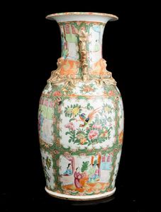 Vaso in porcellana Famiglia Rosa con scene di vita comune entro riserve, decori floreali e figure di draghetti a rilievo, Cina, Dinastia Qing, XIX secolo  - Asta Arte orientale  - Associazione Nazionale - Case d'Asta italiane