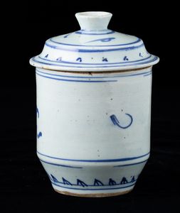 Vaso cilindrico con coperchio in porcellana bianca e blu con decoro naturalistico, Cina, Dinastia Qing, XIX secolo  - Asta Arte orientale  - Associazione Nazionale - Case d'Asta italiane