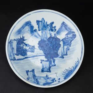 Piatto in porcellana bianca e blu con raffigurazione di paesaggio, Cina, Dinastia Qing, epoca Daoguang (1821-1850)  - Asta Arte orientale  - Associazione Nazionale - Case d'Asta italiane