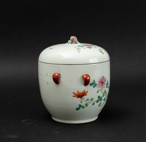 Ciotola con coperchio in porcellana con peonie in fiore, Cina, Dinastia Qing, XIX secolo  - Asta Arte orientale  - Associazione Nazionale - Case d'Asta italiane