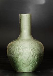 Vaso Tianqiuping in porcellana Celadon con decori a racemi vegetali, Cina, Dinastia Qing, XIX secolo  - Asta Arte orientale  - Associazione Nazionale - Case d'Asta italiane